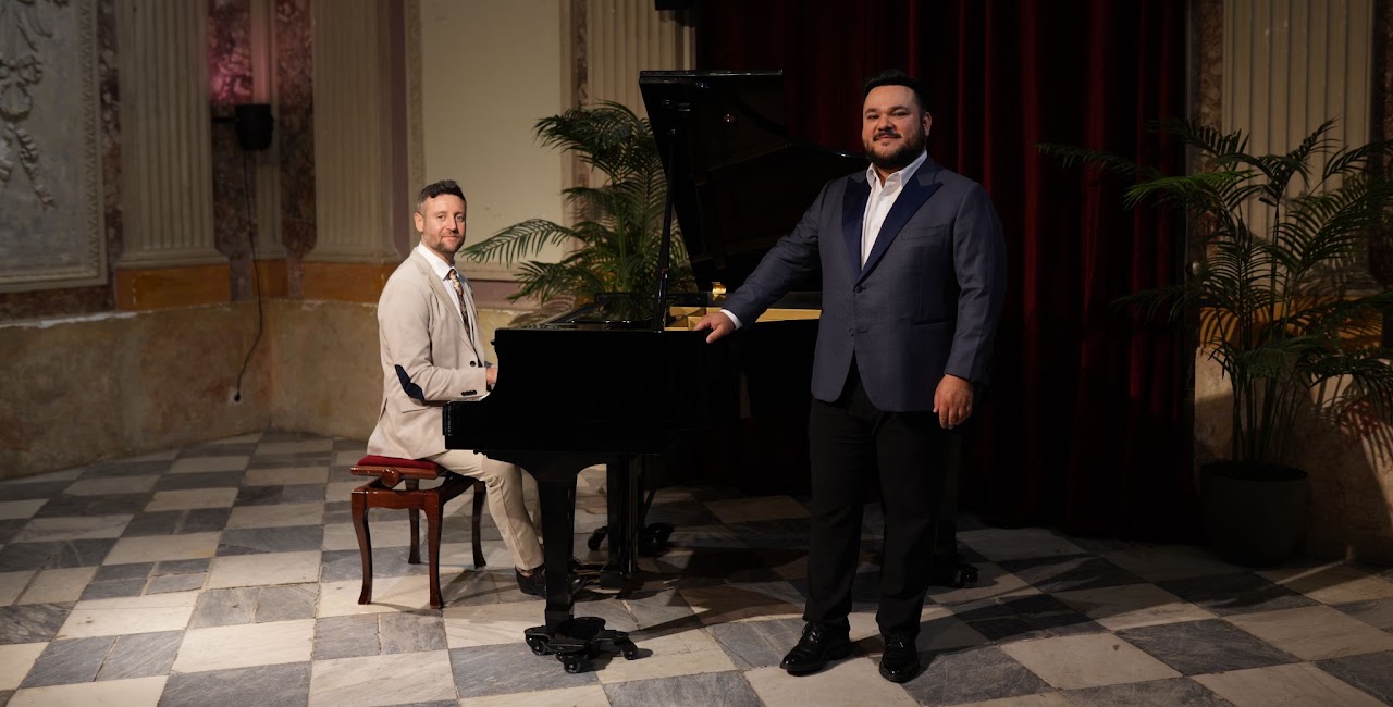 Andrés junto al pianista en la sala de conciertos